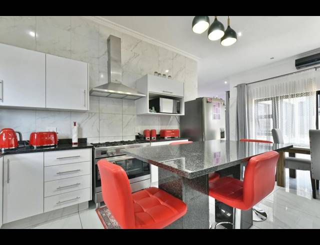 5 BEDROOM HOUSE FOR SALE IN EIKENHOF